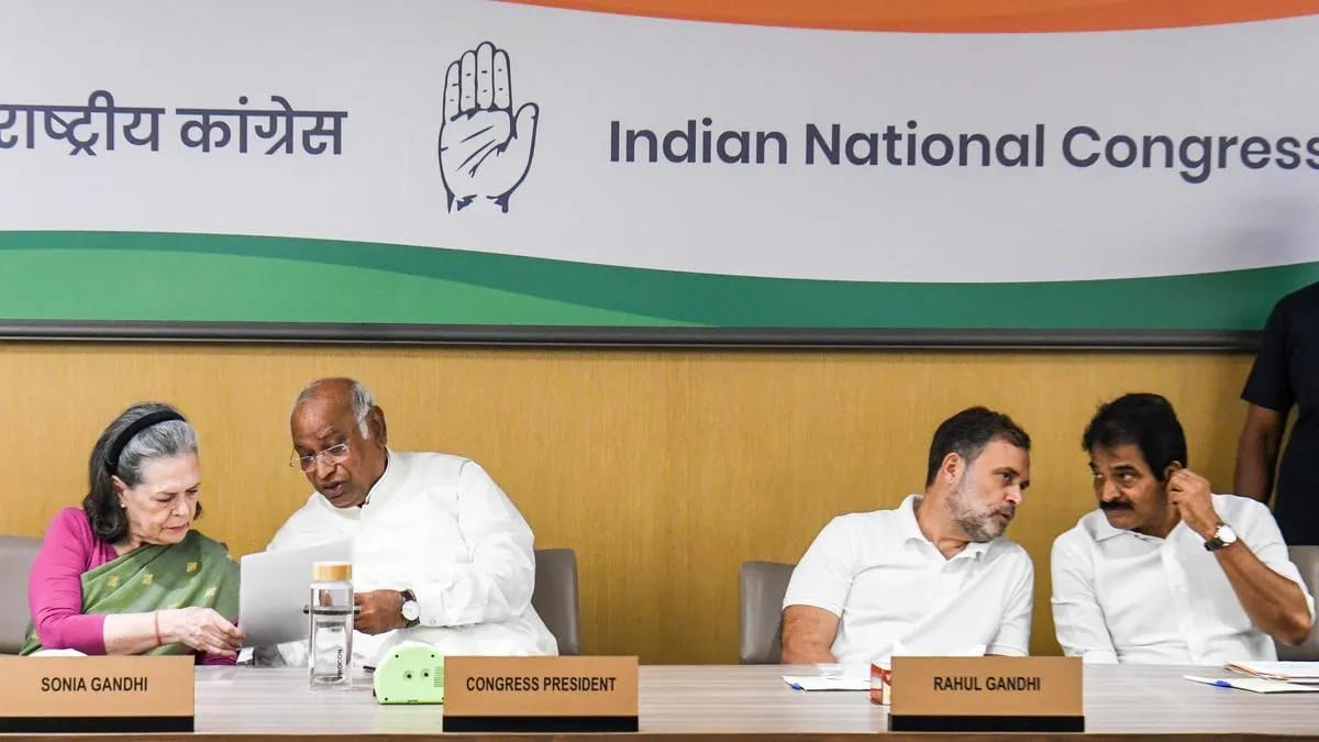 Kharge Accuses Modi Government of Hurting Students’ Future, Calls for Youth Education-to-Employment Roadmap