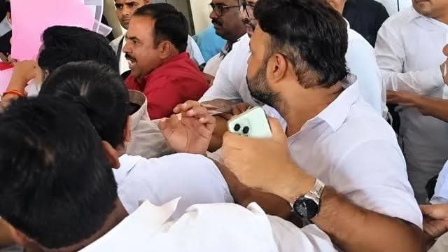 Ajay Rai’s Supporters Clash with Women Party Workers at Congress Event to Welcome Aradhana Misra, Imran Masood Ajay Rai’s Supporters Clash with Women Party Workers at Congress Event to Welcome Aradhana Misra, Imran Masood